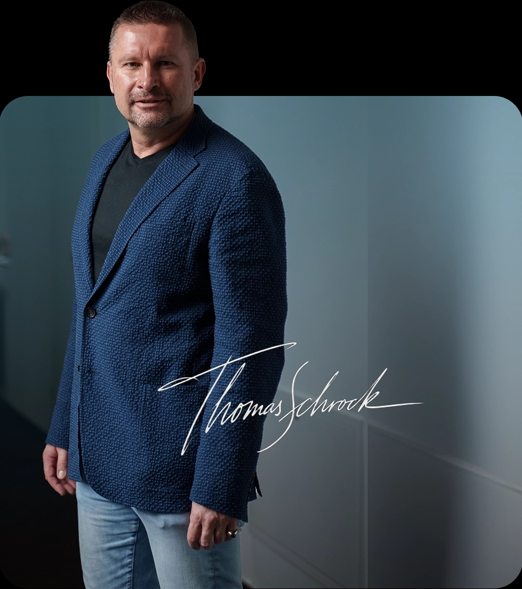 Portrait von Dr. Thomas Schröck mit Unterschrift